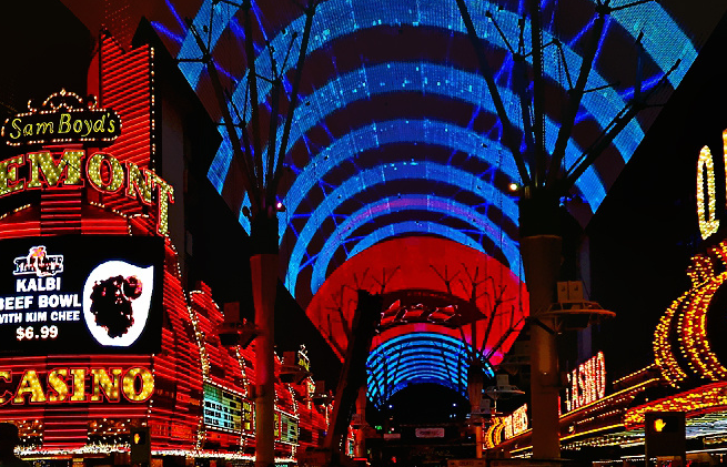 購物中心時(shí)尚新元素，看天幕如何凹造型